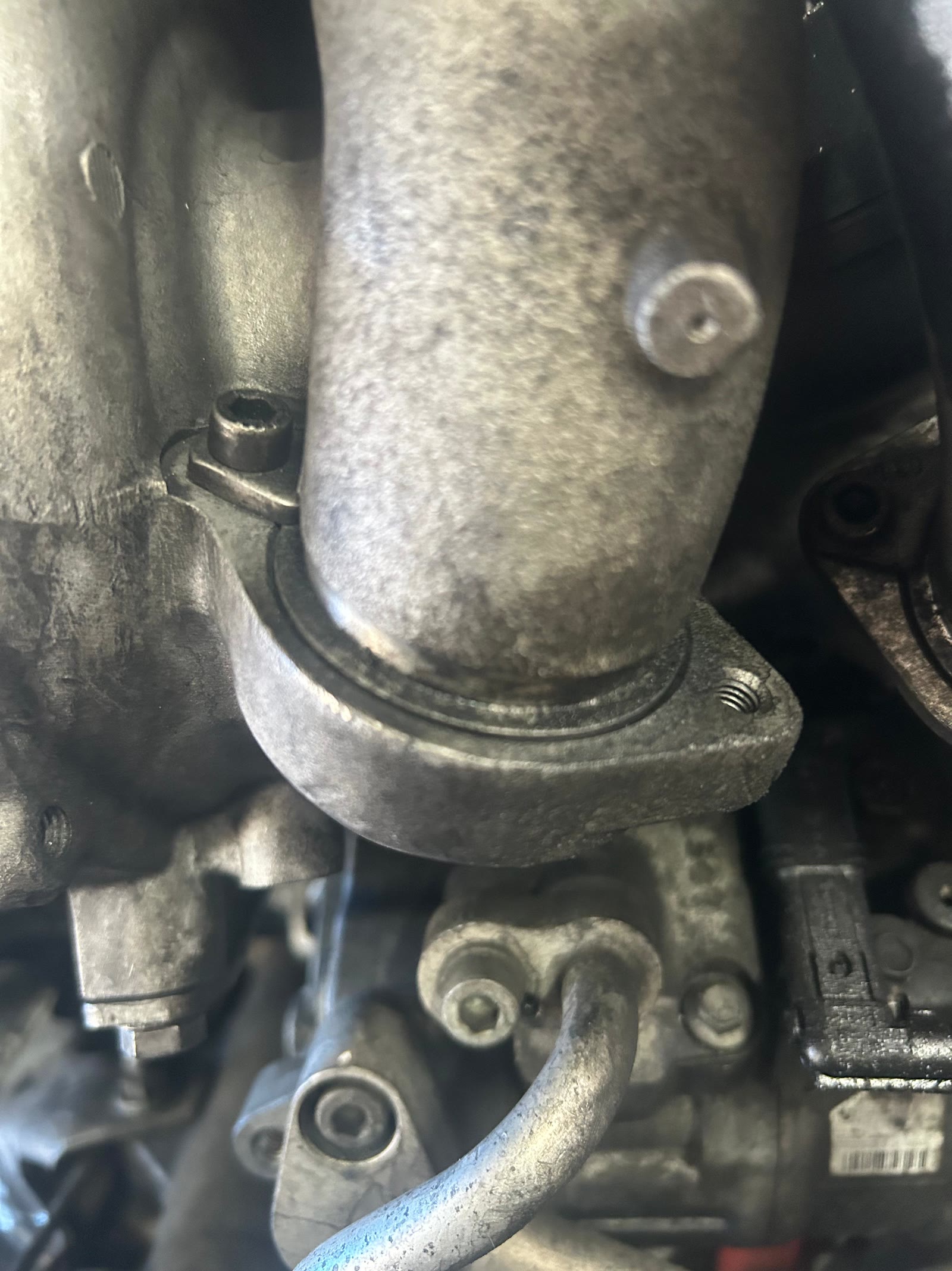 Turbo flange with missing bolt